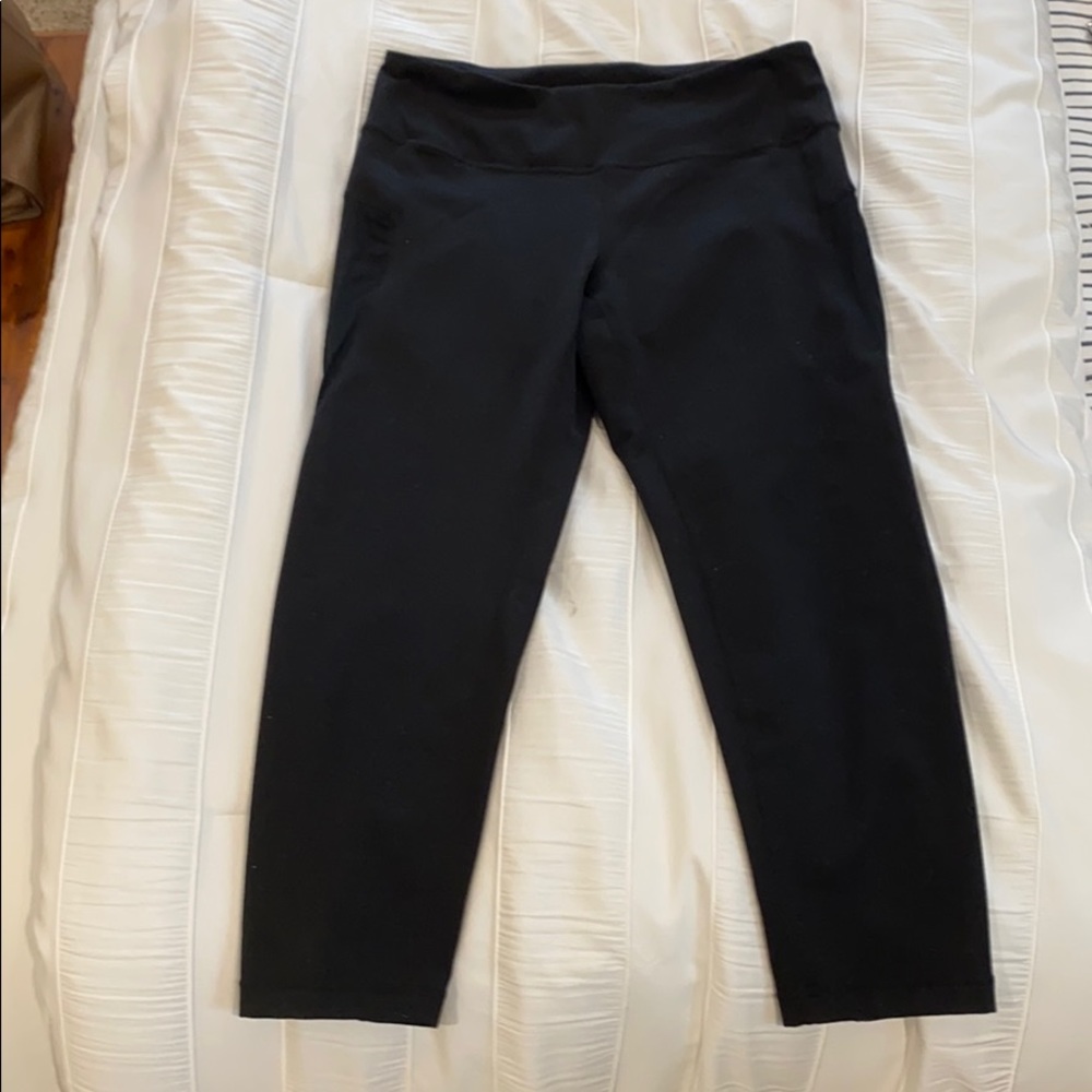 Zella. Mid rise live in legging capris.